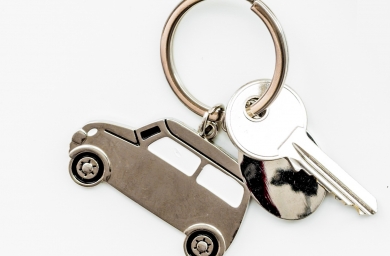 Přívěsky na klíče s logy aut